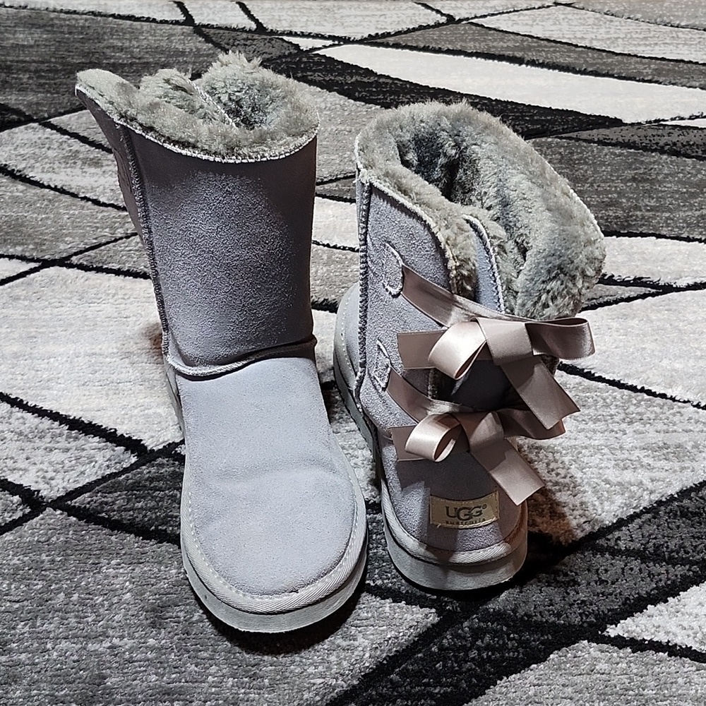 UGG GRAY CLASSIC SHORT SHEEPSKIN LINED BAILEY BOW BOOTS SIZE 9